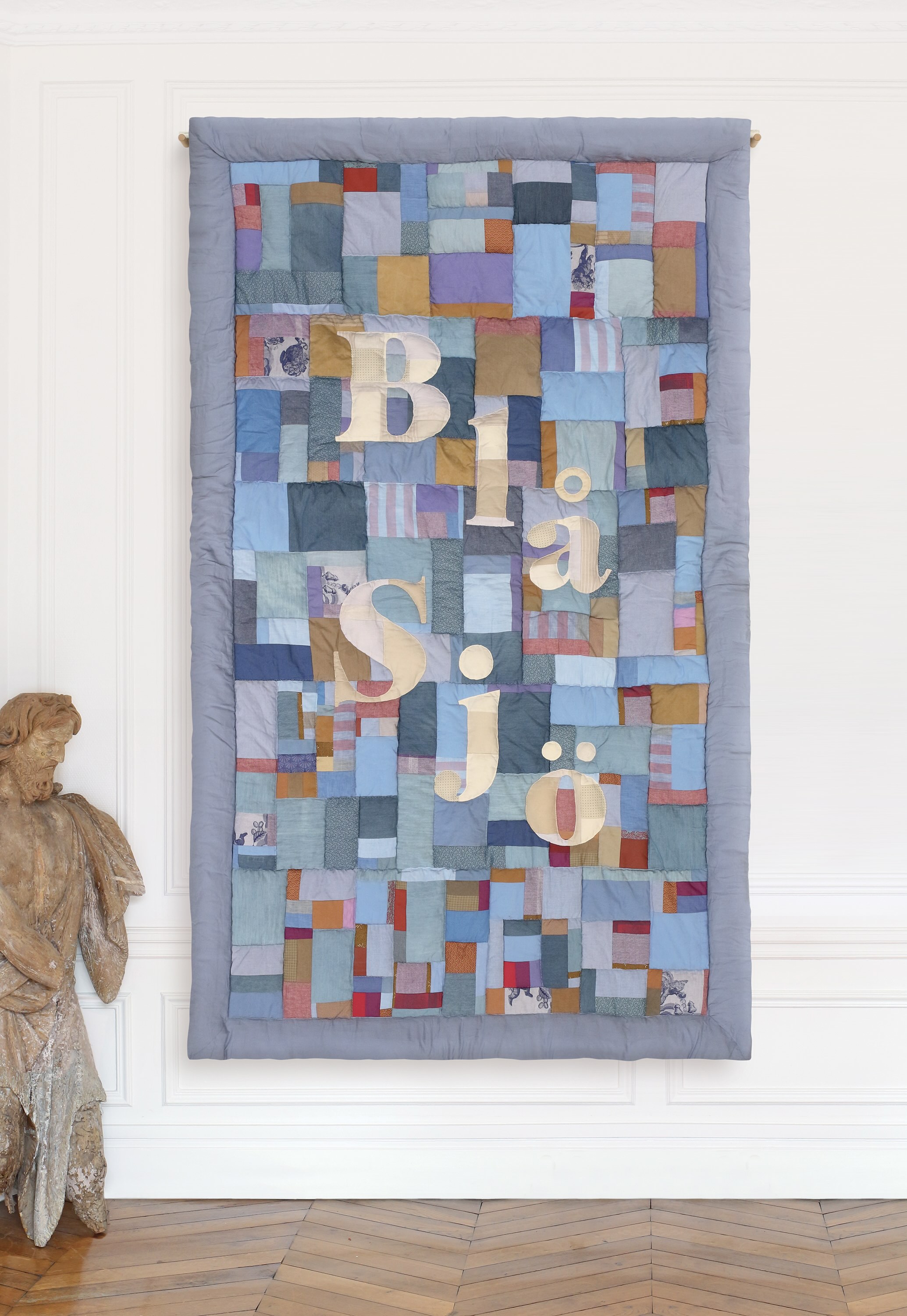Tenture murale en patchwork bleu et mauve – création textile contemporaine de Pénélope Westberg