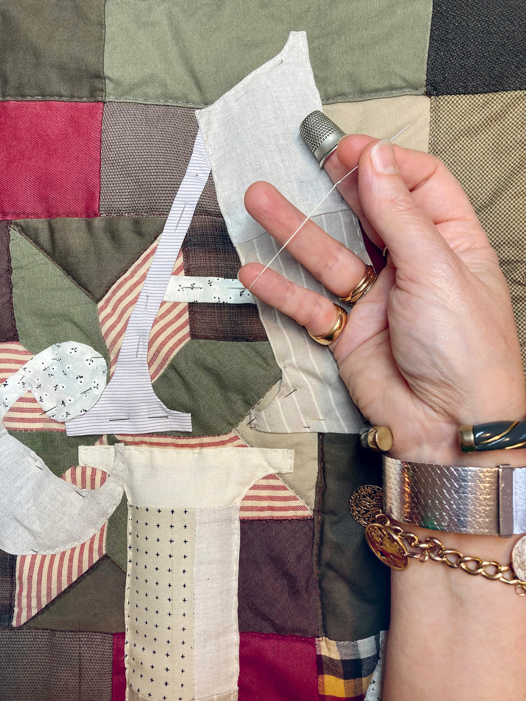 Détail de fabrication du patchwork cousu à la main avec typographie en appliqué par Pénélope Westberg